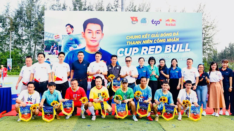 Tám đội bóng xuất sắc tham dự Vòng chung kết Giải bóng đá Thanh niên Cup Red Bull 2024.