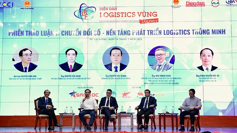 Phiên thảo luận tại diễn đàn Logistics “Chuyển đổi số - Động lực thúc đẩy tăng trưởng vùng đồng bằng sông Hồng-Hải Phòng 2024”.
