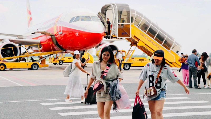 Những hành khách đầu tiên trên chuyến bay từ Lệ Giang (Trung Quốc) đến Hải Phòng (Việt Nam)