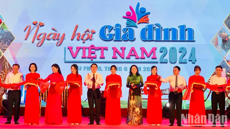 Lãnh đạo Bộ Văn hóa, Thể thao và Du lịch cùng lãnh đạo thành phố Hải Phòng cắt băng khai mạc Ngày hội Gia đình Việt Nam 2024.