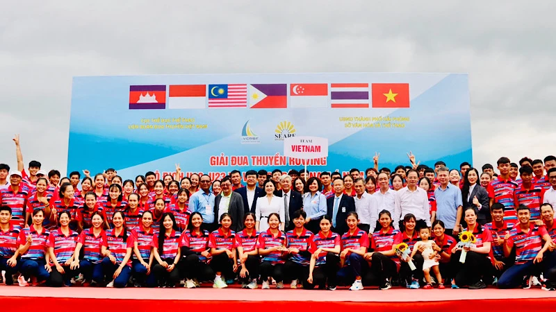 Vận động viên các nước và các quan chức thể thao Đông Nam Á cùng lãnh đạo thành phố Hải Phòng tham dự Giải Đua thuyền rowing vô địch U19, U23 và vô địch Đông Nam Á năm 2024.