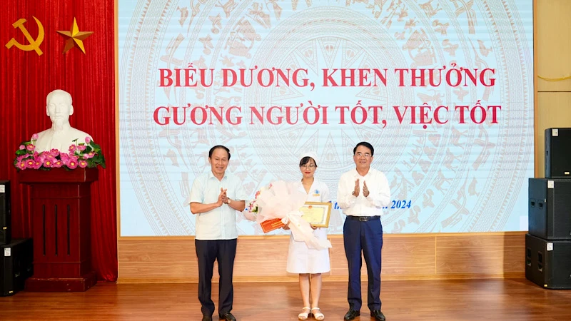 Lãnh đạo thành phố Hải Phòng trao Bằng khen và phần thưởng tặng nữ điều dưỡng Nguyễn Thị Thảo.