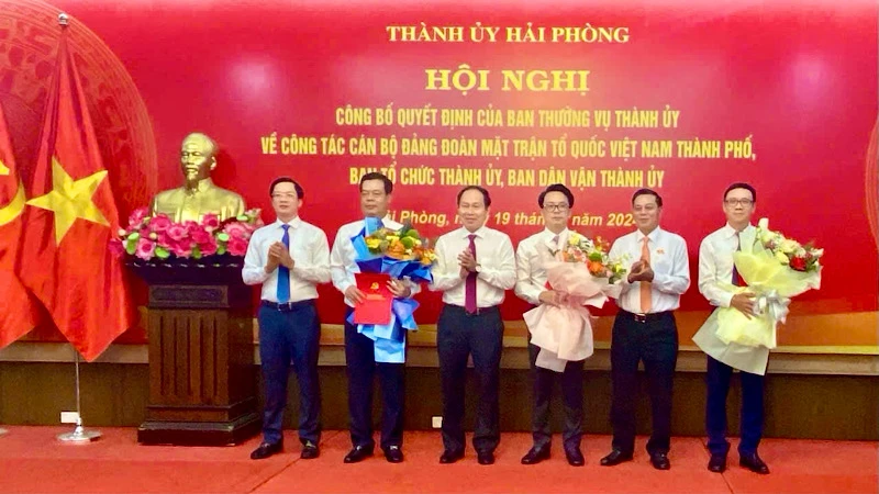 Lãnh đạo Thành ủy Hải Phòng trao Quyết định và tặng hoa các cán bộ được điều động, bổ nhiệm.