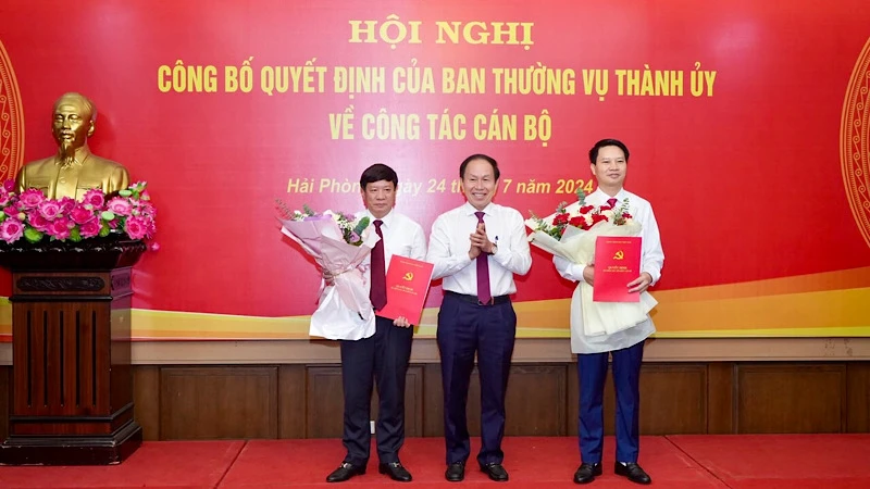 Bí thư Thành ủy Hải Phòng Lê Tiến Châu trao Quyết định và tặng hoa các cán bộ mới được điều động, bổ nhiệm.