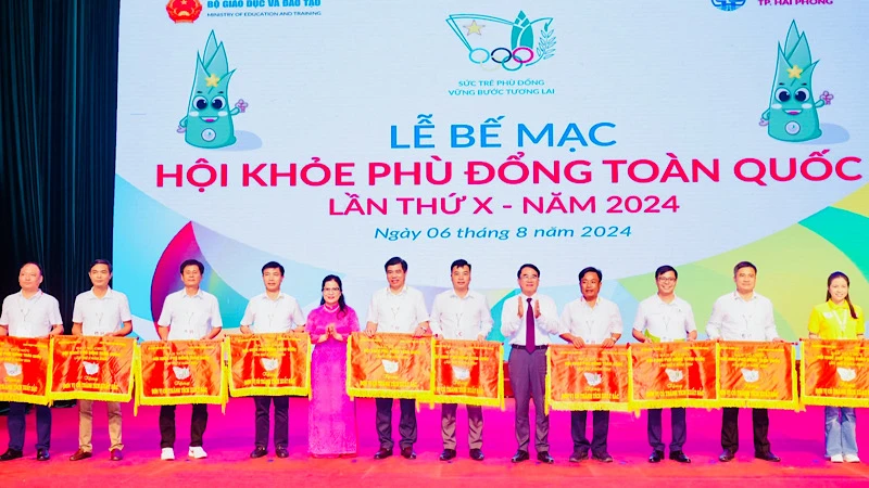 Lãnh đạo Bộ Giáo dục và Đào tạo cùng thành phố Hải Phòng trao cờ tặng 10 đơn vị có thành tích xuất sắc trong Hội khỏe Phù Đổng toàn quốc lần thứ 10.