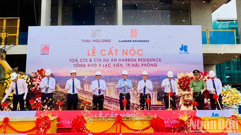 Đồng chí Trần Lưu Quang, Ủy viên Trung ương Đảng, Trưởng Ban Kinh tế Trung ương cùng lãnh đạo thành phố Hải Phòng dự lễ cất nóc 2 công trình nhà ở xã hội CT3A, CT4B.