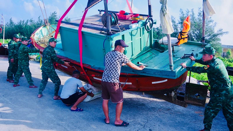 Đồn Biên phòng Bạch Long Vĩ huy động lực lượng giúp ngư dân đưa các phương tiện nhỏ lên bờ an toàn tránh bão số 3.