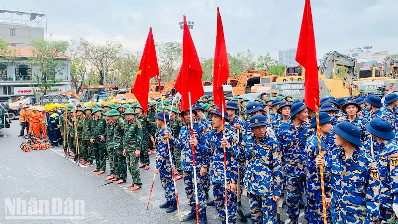 Các lực lượng vũ trang cùng đội ngũ kỹ thuật tình nguyện các địa phương triển khai hỗ trợ thành phố Hải Phòng khắc phục thiệt hại bão số 3.