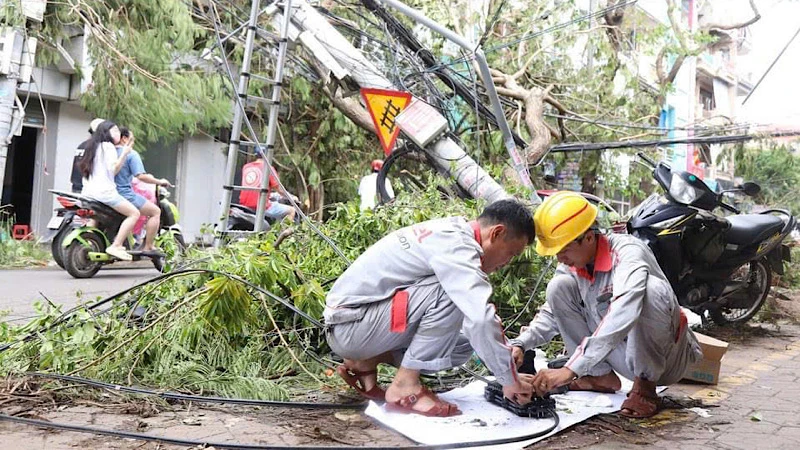 Nhân viên kỹ thuật các nhà cung cấp mạng đang khẩn trương khôi phục hệ thống thông tin liên lạc trên địa bàn Hải Phòng.