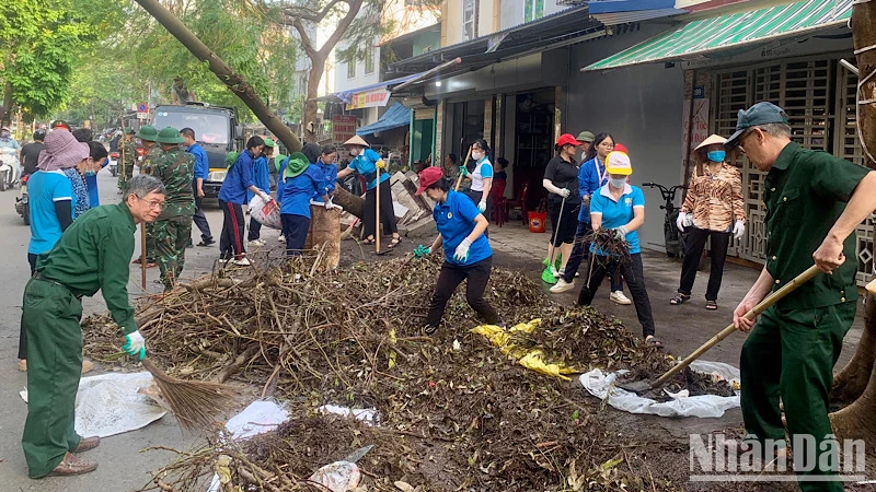 Đông đảo các lực lượng, các tầng lớp nhân dân cùng tham gia "Ngày thứ bảy cùng dân" trên địa bàn quận Lê Chân (Hải Phòng).