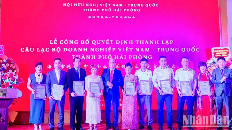 Trao quyết định công nhận thành viên Câu lạc bộ Doanh nghiệp Việt Nam-Trung Quốc thành phố Hải Phòng cho các doanh nghiệp. 