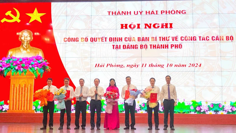 Lãnh đạo Thành ủy Hải Phòng trao Quyết định của Ban Bí thư Trung ương Đảng và chúc mừng các đồng chí Ủy viên Thành ủy Hải Phòng mới được chỉ định.