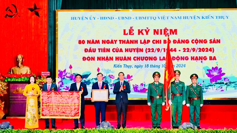 Lãnh đạo Thành ủy Hải Phòng trao Huân chương Lao động hạng Ba và bức trướng tặng Đảng bộ, chính quyền và nhân dân huyện Kiến Thụy.