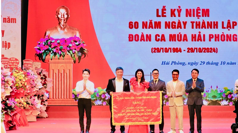 Lãnh đạo thành phố Hải Phòng trao bức trướng tặng tập thể cán bộ, diễn viên Đoàn Ca múa Hải Phòng nhân kỷ niệm 60 năm Ngày thành lập.