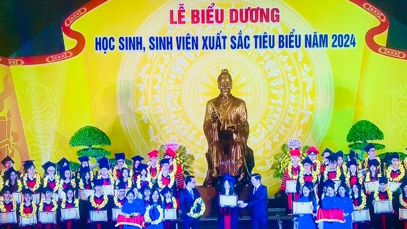 Lễ biểu dương học sinh, sinh viên xuất sắc tiêu biểu năm 2024 tại Di tích quốc gia đặc biệt Danh nhân văn hóa Trạng Trình Nguyễn Bỉnh Khiêm.