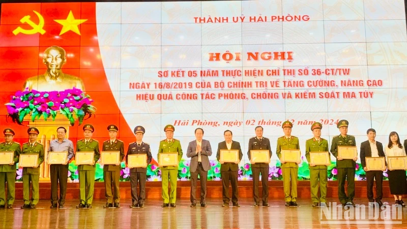 Bí thư Thành ủy Hải Phòng trao Bằng khen tặng các tập thể có thành tích xuất sắc trong công tác phòng, chống ma túy.