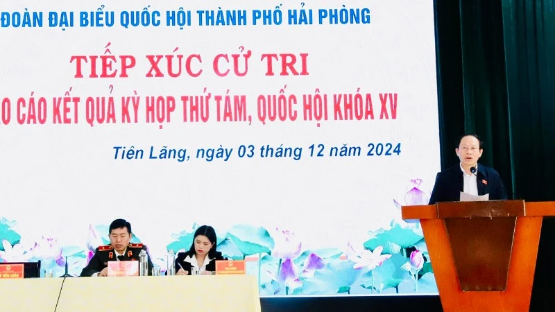 Bí thư Thành ủy, Trưởng Đoàn Đại biểu Quốc hội Hải Phòng Lê Tiến Châu phát biểu tại tiếp xúc cử tri huyện Tiên Lãng.