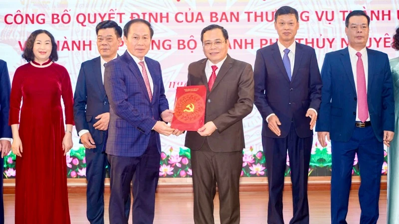 Bí thư Thành ủy Hải Phòng Lê Tiến Châu trao Quyết định thành lập Đảng bộ thành phố Thủy Nguyên.