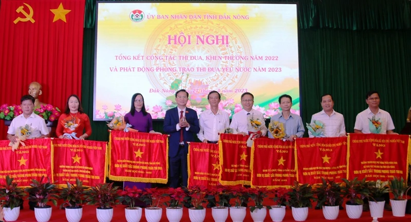 Nhiều tập thể và cá nhân của tỉnh Đắk Nông vinh dự được nhận Cờ thi đua của Chính phủ.