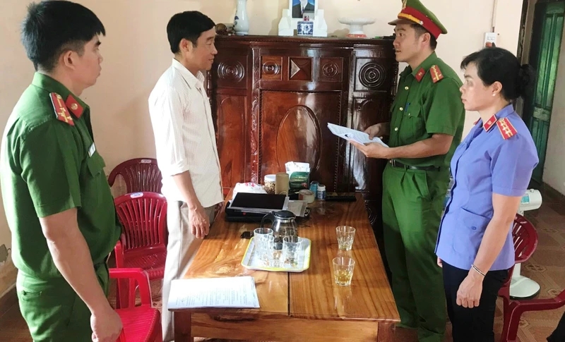 Cơ quan Cảnh sát điều tra Công an tỉnh Đắk Nông tống đạt quyết định tố tụng đối với Nguyễn Văn Tuyến.