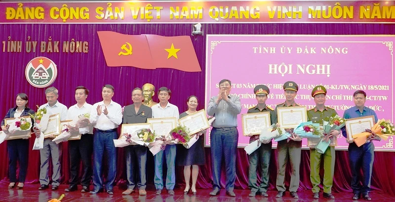 Ủy ban nhân dân tỉnh Đắk Nông tặng Bằng khen 10 tập thể, 9 cá nhân đã có thành tích xuất sắc trong học tập và làm theo tư tưởng, đạo đức, phong cách Hồ Chí Minh.