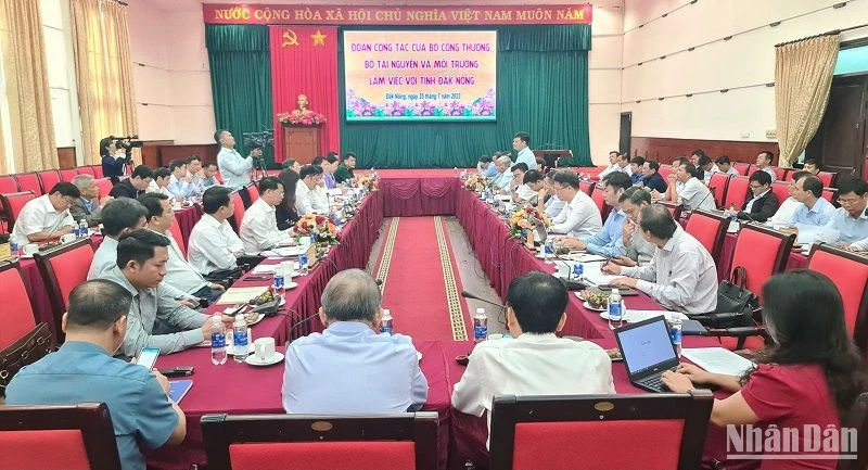 Quang cảnh buổi làm việc của Đoàn công tác Bộ Công thương, Bộ Tài nguyên và Môi trường với tỉnh Đắk Nông.