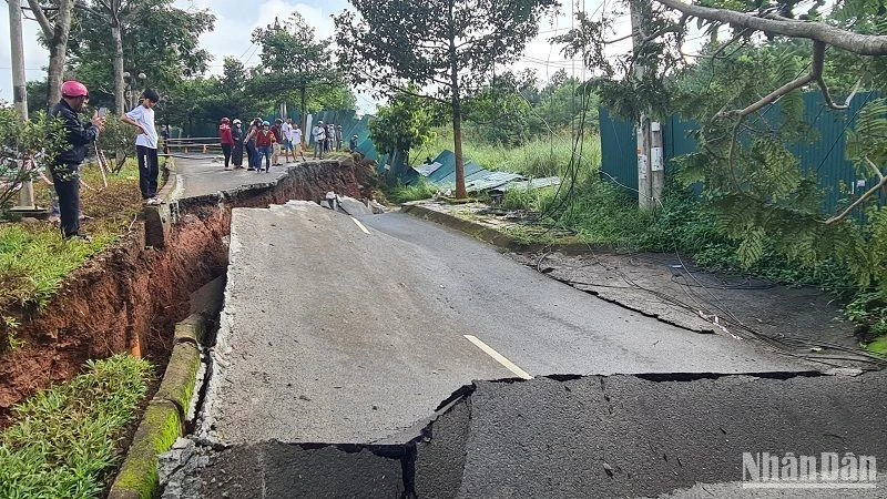 Đường Hồ Chí Minh đoạn qua thành phố Gia Nghĩa, tỉnh Đắk Nông đã sạt trượt sau nhiều ngày phát hiện vết nứt.