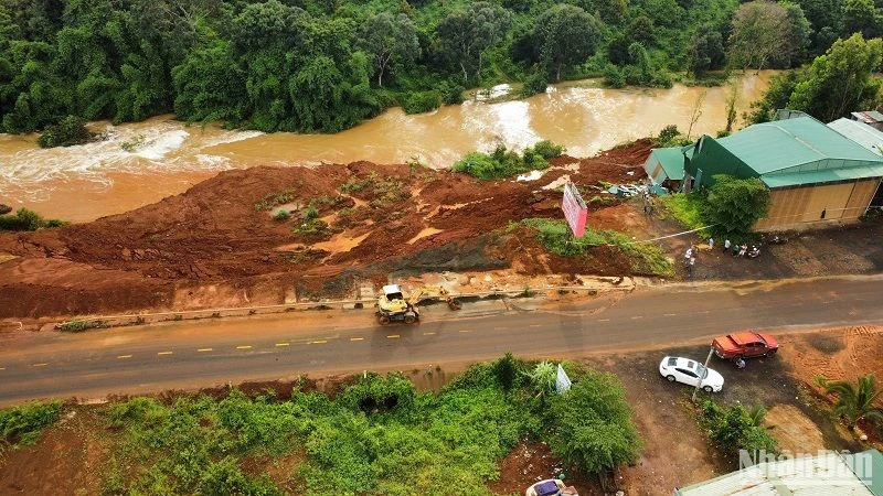 Một đoạn đường tránh đô thị Gia Nghĩa, tỉnh Đắk Nông đã sạt xuống suối Đắk R’tih vào chiều 6/8 và đang có nguy cơ tiếp tục lan rộng.