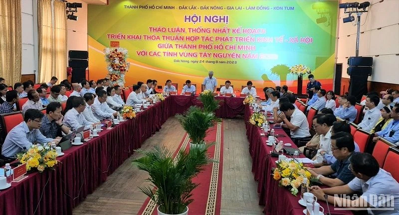 Quang cảnh hội nghị thảo luận, thống nhất kế hoạch triển khai thỏa thuận hợp tác phát triển kinh tế-xã hội giữa Thành phố Hồ Chí Minh với các tỉnh vùng Tây nguyên năm 2023 và giai đoạn 2024-2025.