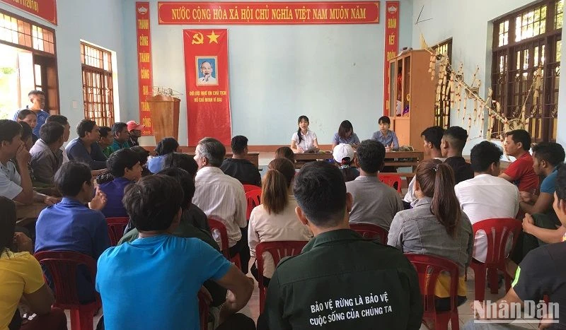 Khu bảo tồn thiên nhiên Nam Nung tổ chức chi trả tiền nhận khoán bảo vệ rừng cho người dân vùng đệm huyện Krông Nô, tỉnh Đắk Nông.