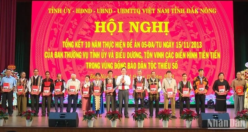 Bí thư Tỉnh ủy Đắk Nông Ngô Thanh Danh tặng quà cho các cá nhân tiêu biểu ở vùng đồng bào dân tộc thiểu số.