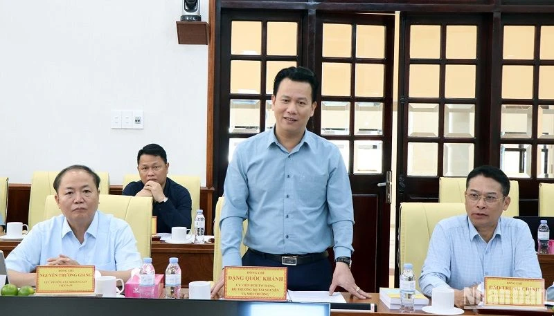 Ủy viên Trung ương Đảng, Bộ trưởng Tài nguyên và môi trường Đặng Quốc Khánh phát biểu kết luận tại buổi làm việc với tỉnh Đắk Nông về công tác quản lý Nhà nước trong lĩnh vực tài nguyên và môi trường.