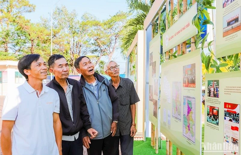 Người dân Đắk Nông và du khách tham quan Triển lãm Lịch sử hình thành, các thành tựu chính trị, kinh tế, xã hội, an ninh, quốc phòng của Đắk Nông sau 20 năm tái lập.