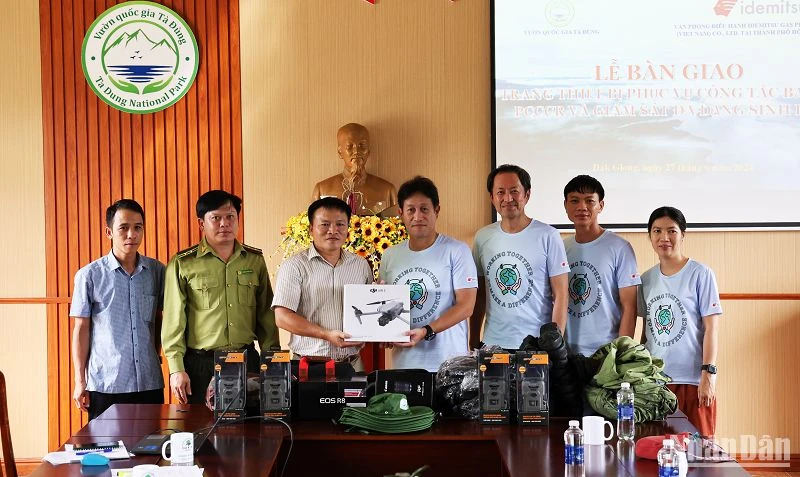 Văn phòng điều hành Idemitsu Gas Production (Vietnam) Co., Ltd. tại Thành phố Hồ Chí Minh (IGPV) trao tặng trang thiết bị phục vụ công tác bảo vệ, phòng cháy chữa cháy rừng (PCCCR) và giám sát đa dạng sinh học cho Ban Quản lý Vườn Quốc gia Tà Đùng. 