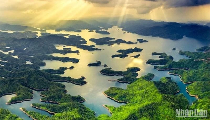Hồ Tà Đùng, thuộc Vườn quốc gia Tà Đùng, xã Đắk Som, huyện Đắk Glong (Đắk Nông) là 1 trong 44 điểm di sản thuộc 3 tuyến du lịch Công viên địa chất UNESCO Đắk Nông.