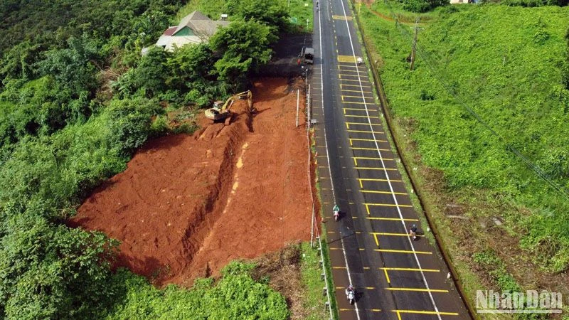 Một trong số các điểm san lấp mặt bằng trái phép trên đường Hồ Chí Minh đoạn qua xã Quảng Tín, huyện Đắk R'lấp, tỉnh Đắk Nông bị sụt lún, sạt trượt.