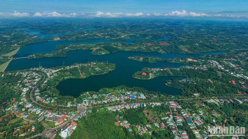 Một góc thành phố Gia Nghĩa nhìn từ trên cao - Đơn vị cấp huyện được Thủ tướng Chính phủ công nhận hoàn thành nhiệm vụ xây dựng nông thôn mới.