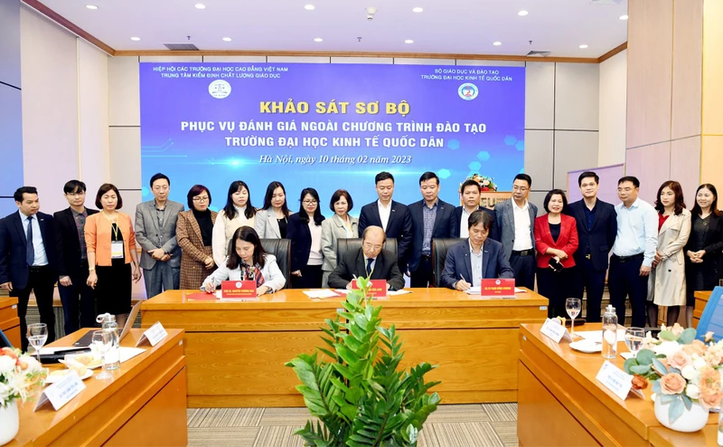 Đoàn Đánh giá ngoài của Trung tâm Kiểm định chất lượng giáo dục, thuộc Hiệp hội Các trường đại học, cao đẳng Việt Nam tiến hành khảo sát tại Trường đại học Kinh tế quốc dân.