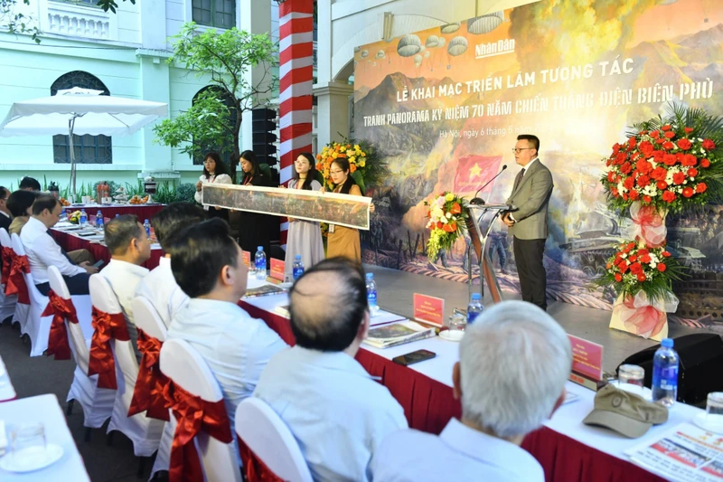 Tổng Biên tập Báo Nhân Dân Lê Quốc Minh phát biểu tại lễ khai mạc triển lãm. Ảnh: ĐĂNG KHOA