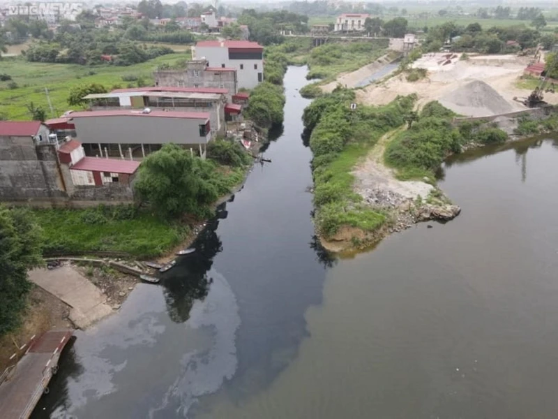 Sông Cầu đoạn chảy qua Bắc Ninh phải tiếp nhận nhiều nguồn nước thải chưa được xử lý từ các làng nghề. Ảnh: VĂN CHƯƠNG 