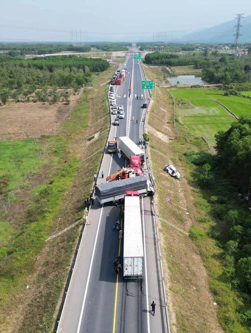 Một vụ tai nạn nghiêm trọng trên đường cao tốc Cam Lộ-La Sơn. Ảnh: VÕ THẠNH 