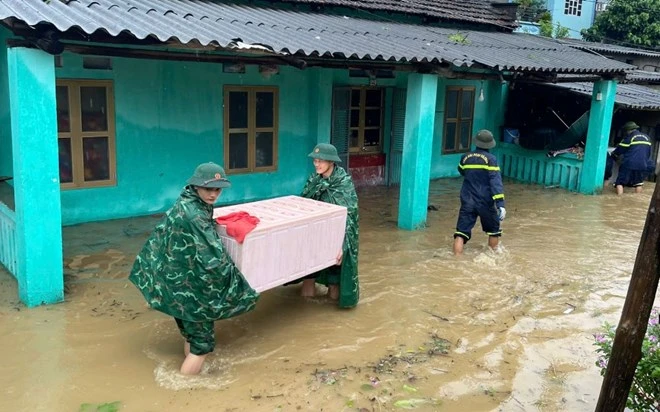 Bộ đội Biên phòng tỉnh Lạng Sơn giúp người dân di dời tài sản, ứng phó với bão số 3 (Yagi).