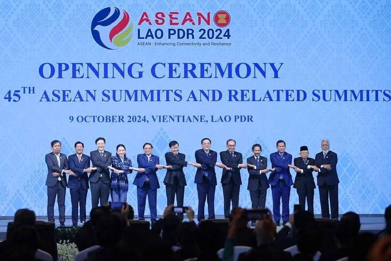 Thủ tướng Phạm Minh Chính và các Trưởng đoàn tham dự Phiên toàn thể Hội nghị Cấp cao ASEAN lần thứ 44, 45. Ảnh: NHẬT BẮC