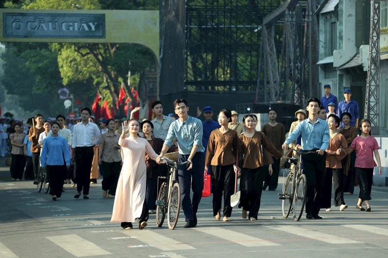 Một cảnh trong chương trình nghệ thuật ‘’Ký ức Hà Nội’’ do các nghệ sĩ biểu diễn chào mừng kỷ niệm 70 năm Ngày Giải phóng Thủ đô (10/10/1954 - 10/10/2024) và 25 năm Hà Nội được UNESCO trao danh hiệu "Thành phố vì hòa bình" (16/7/1999 - 16/7/2024). Ảnh: QUỐC KHÁNH