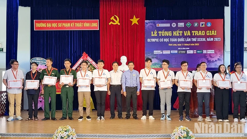Ban tổ chức trao Bằng khen cho những thí sinh đoạt giải trong kỳ thi.