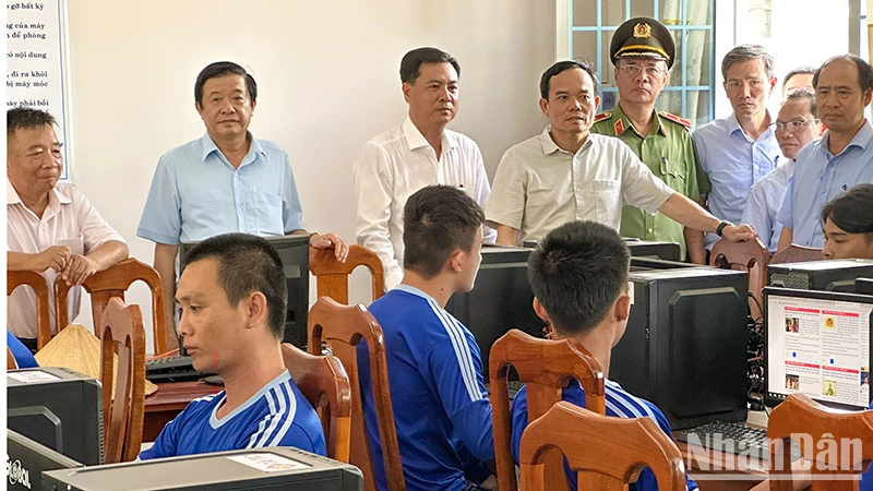 Phó Thủ tướng Trần Lưu Quang thăm các học viện tại Cơ sở cai nghiện ma túy tỉnh Vĩnh Long vào chiều 21/7. 