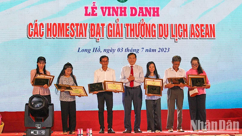 Ủy ban nhân dân tỉnh Vĩnh Long tặng Bằng khen cho 6 Homestay đạt Giải thưởng du lịch ASEAN năm 2023. 