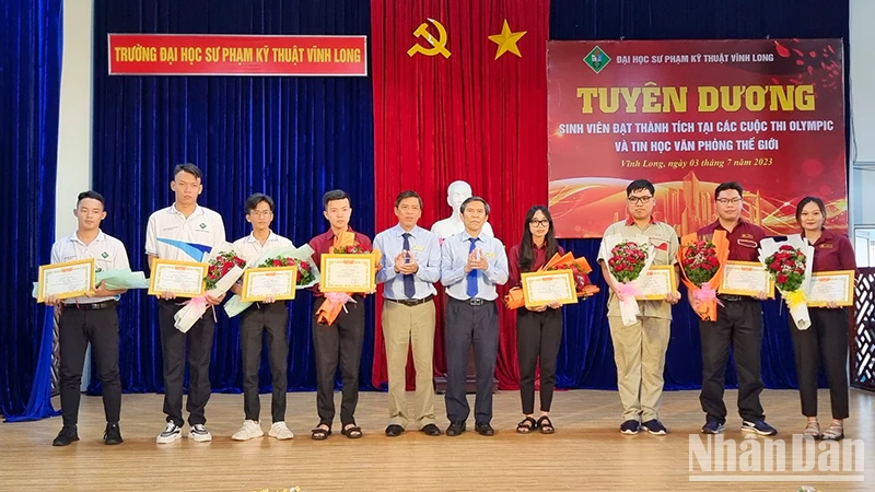 Tuyên dương những sinh viên đạt giải trong các cuộc thi quốc gia và quốc tế. 