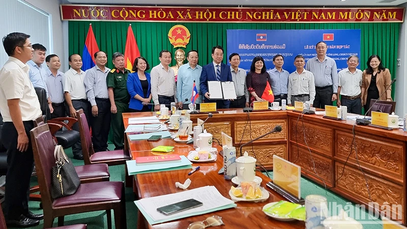 Chủ tịch Ủy ban nhân dân tỉnh Vĩnh Long Lữ Quang Ngời ký kết biên bản hợp tác với Chính quyền tỉnh Xiêng Khoảng. 