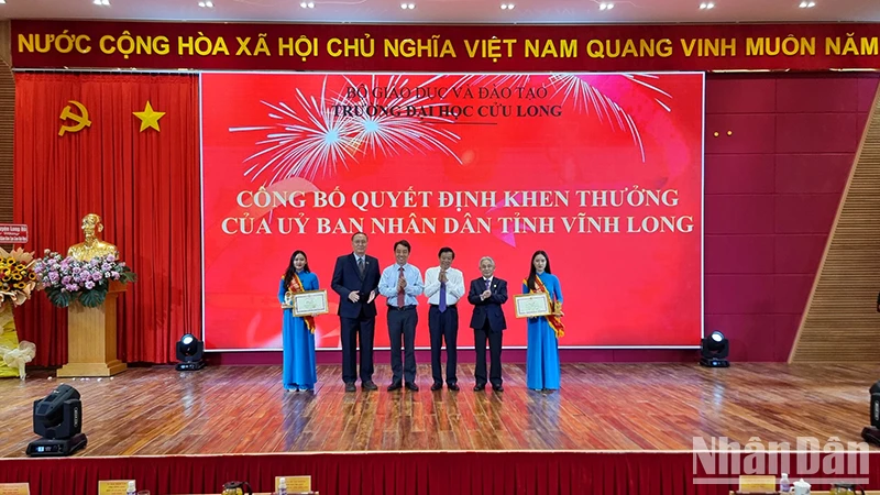 Lãnh đạo tỉnh Vĩnh Long tặng Bằng khen cho lãnh đạo trường Đại học Cửu Long đã có thành tích đào tạo trong thời gian qua. 